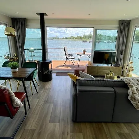 Hausboot Sunday بوتيل *