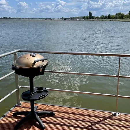 Hausboot Sunday بوتيل *